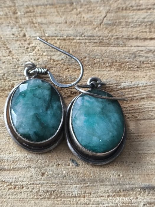 Duże srebrne kolczyki ze szmaragdowym oczkiem . Vintage