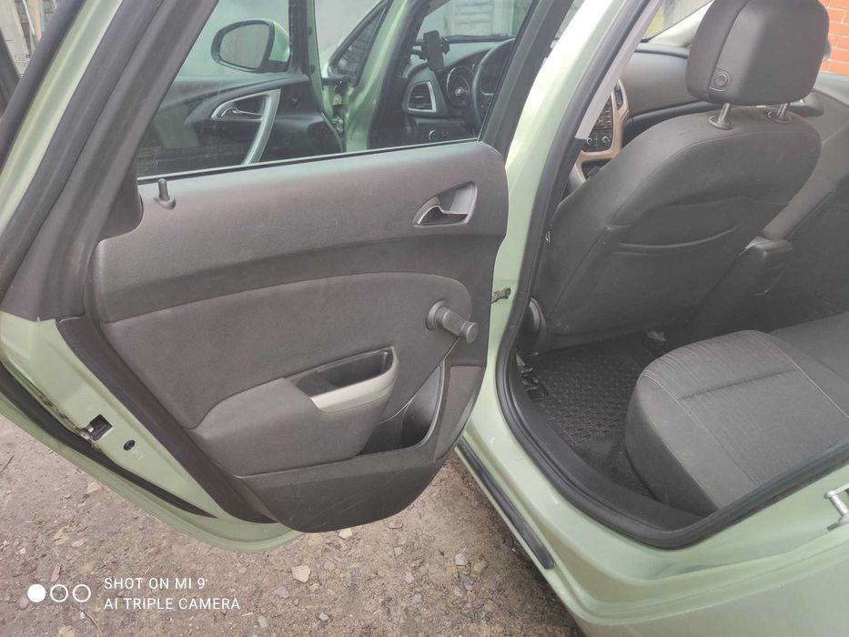 ПРОДАМ Опель Астра J 2011 года