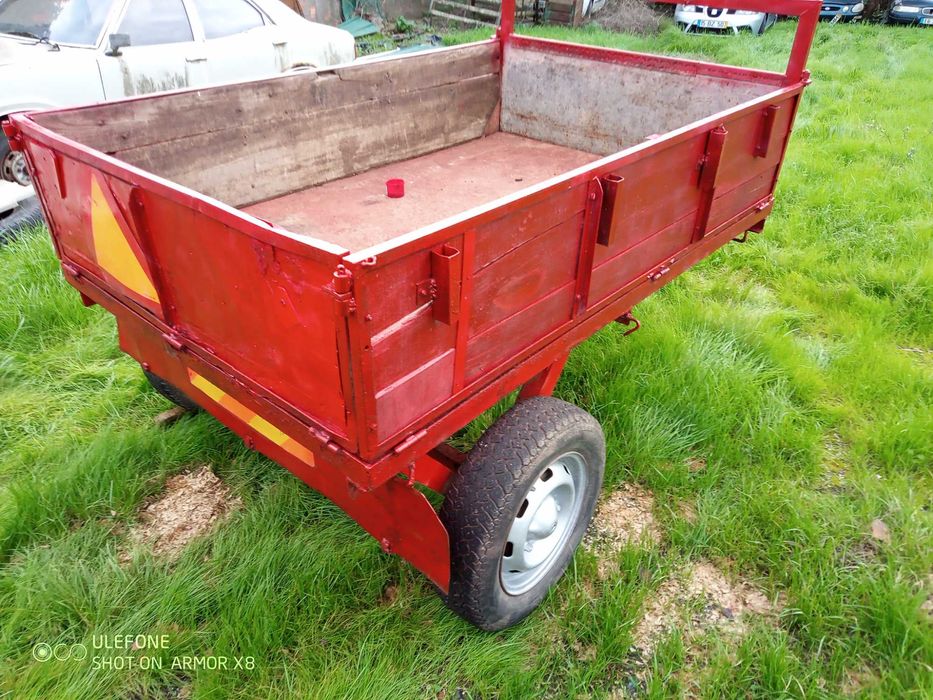 Reboque para trator pequeno