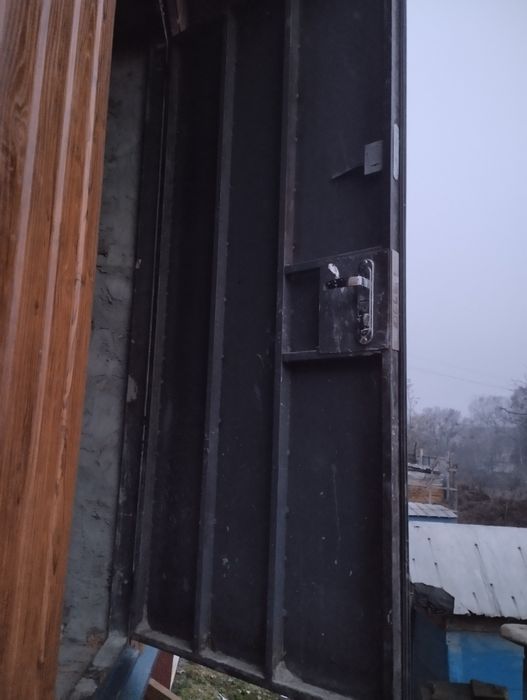 Продам двері металеві,добротні