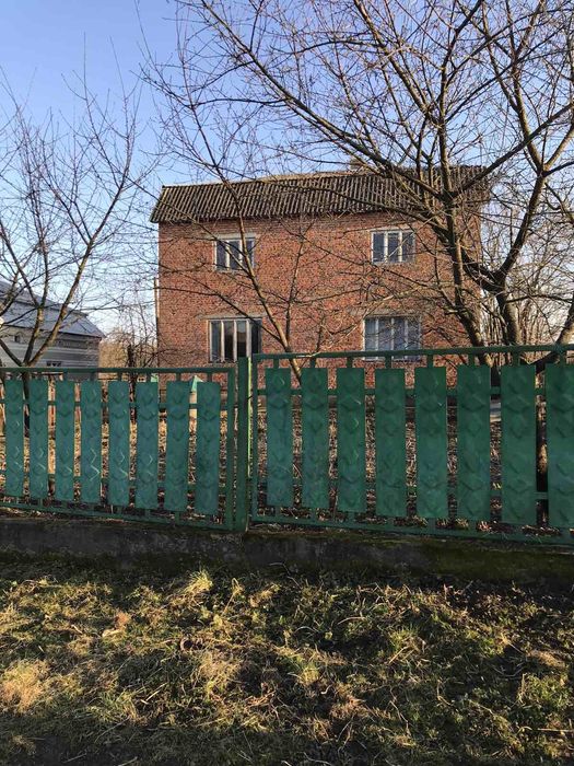 Продам житловий будинок з господарськими булівлями