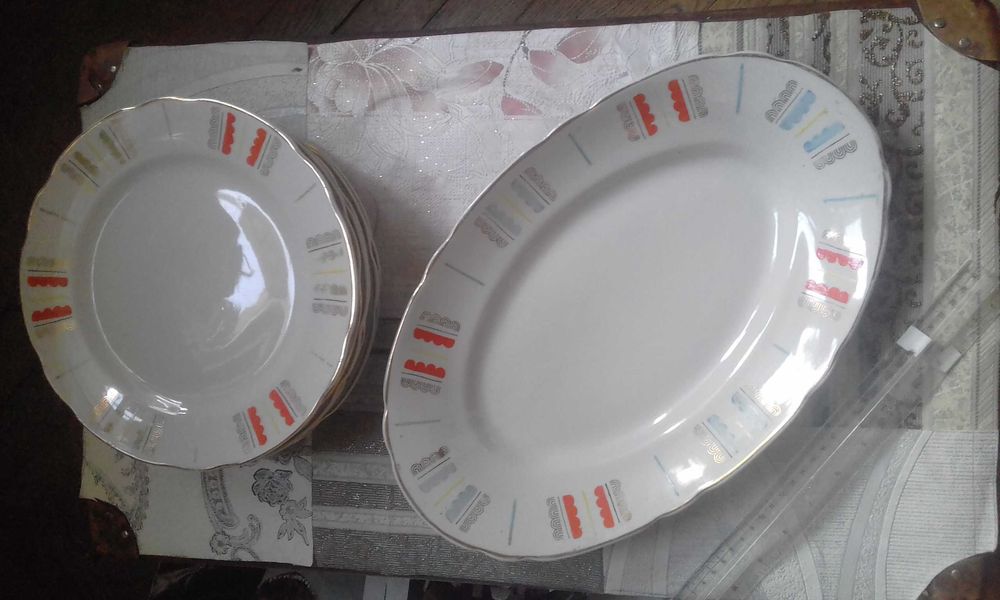 Посуд: розетки,тарілка для риби, тарілки, заварний чайник