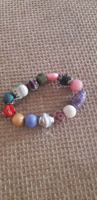 Pulseiras com peças variadas