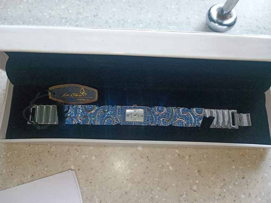 Женские часы Le Chic