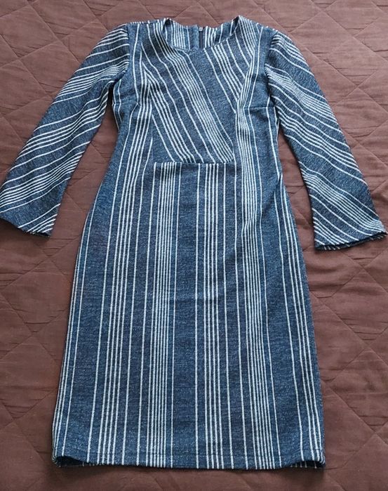 Sukienka długi rękaw prążki błyszcząca