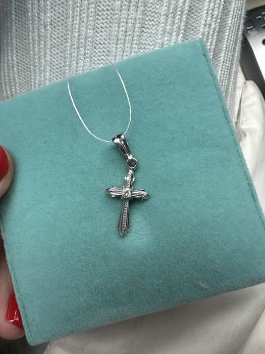 Золотой крестик с бриллиантом