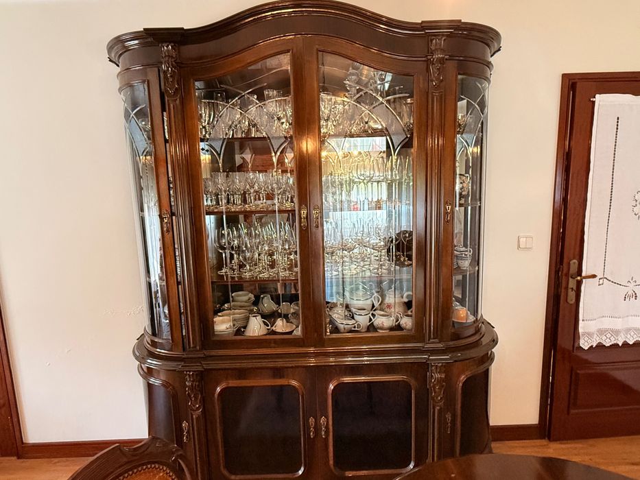 Conjunto sala completo(mesa + 6 cadeiras + cristaleira/ aparador) clássico e em bom estado