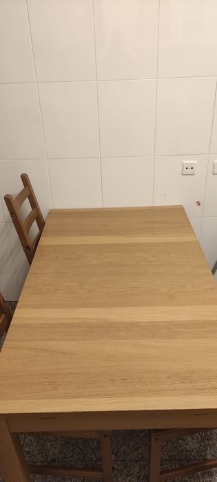 Mesa IKEA extensível com 4 cadeiras, cor madeira