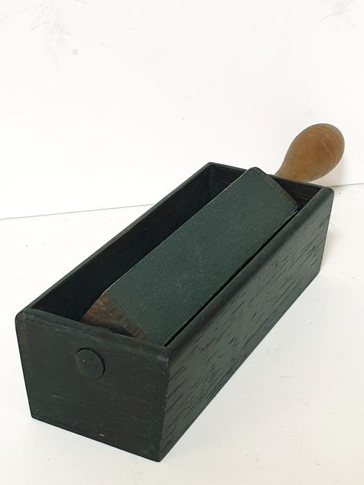 Antigo strop de escritório para afiar lápis