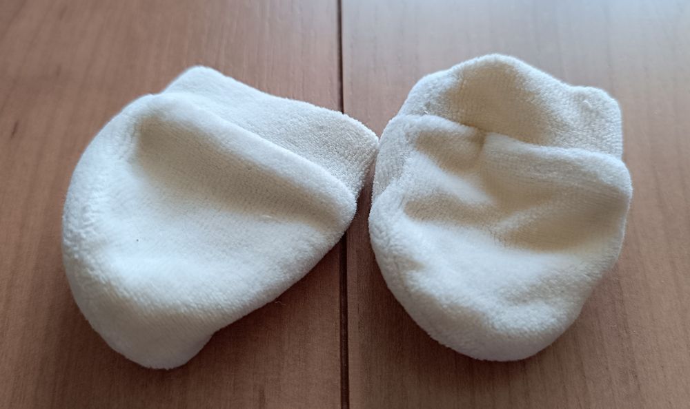 Pack bebé: 4 pares meias, 2 sapatos de lã e 1 Luvas