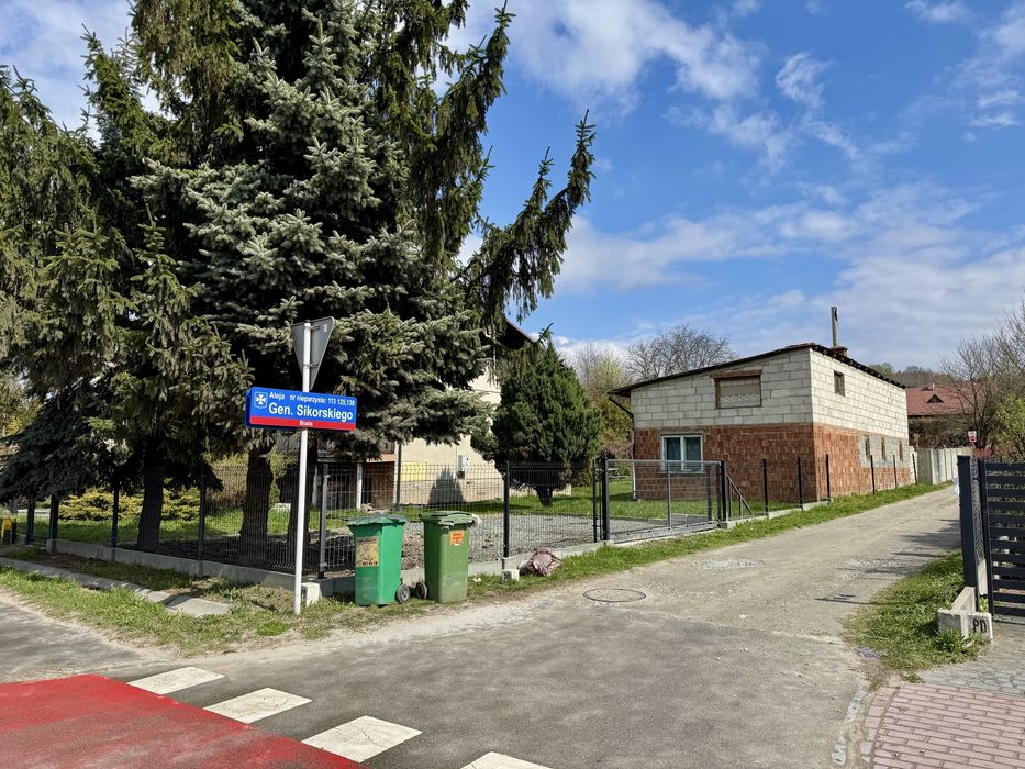 Działka z budynkiem przy ulicy Sikorskiego