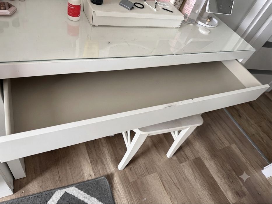 Toaletka ikea malm z lustrem i stołkiem poduszka