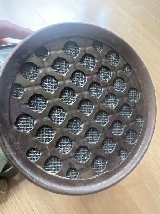 Maska przeciwgazowa z wycieraczka i filtrem