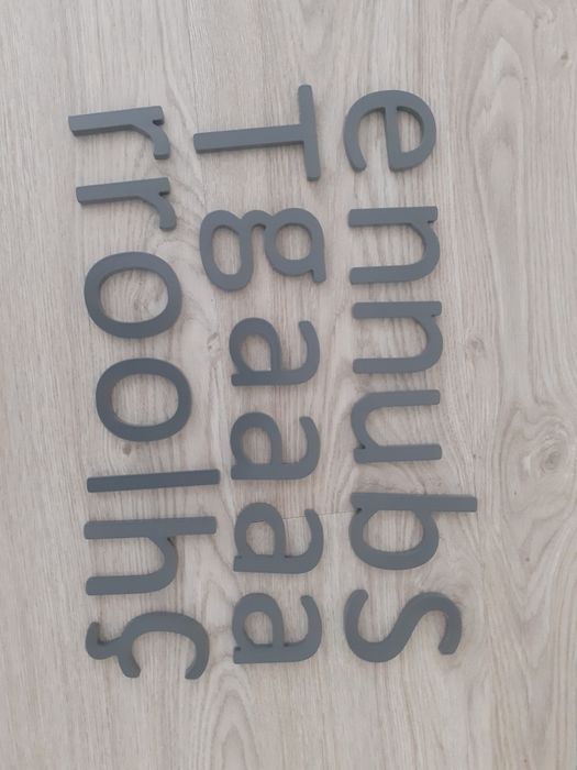 Letras PVC branco e cinza escuro