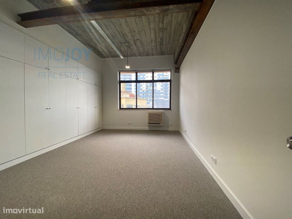 Sala de 27 m² para Arrendamento na Avenida Helen Keller