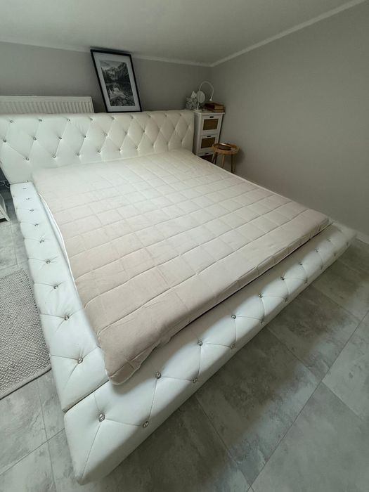 Łóżko tapicerowane 180x200 glamour białe – rama (bez materaca)