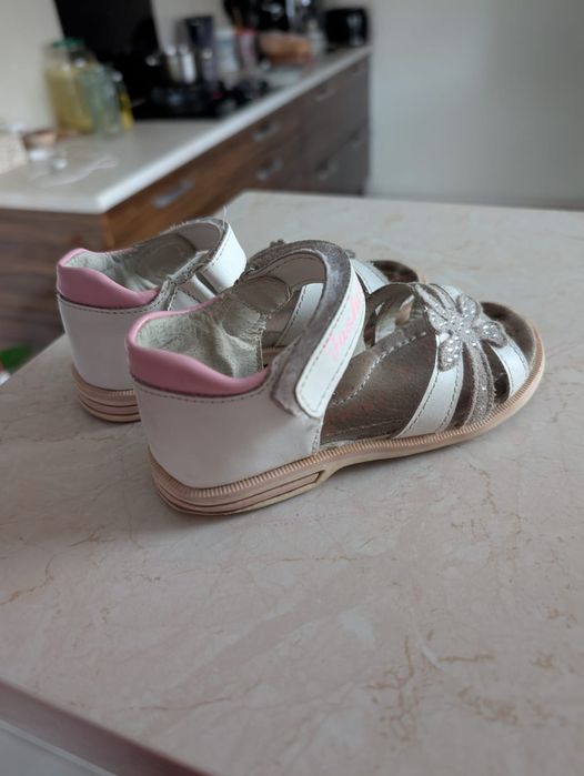 Sandałki skórzane 27