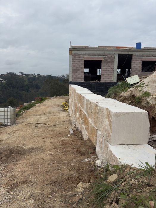 Construção de muros em pedra natural
