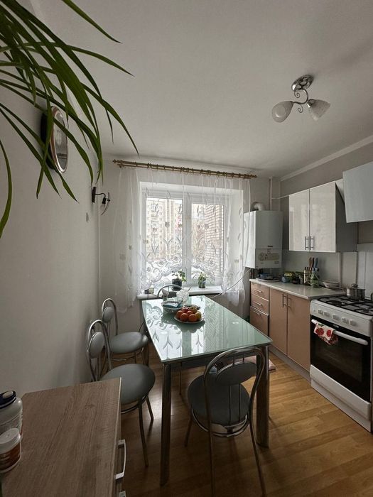 Продам 3 кімнатну чешку на третьому поверсі