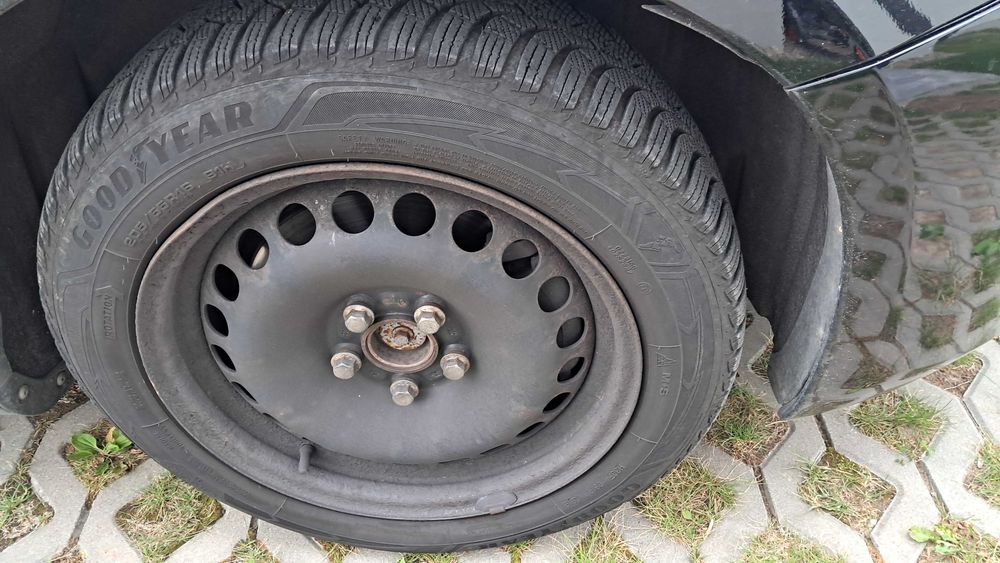 Opony zimowe Goodyear z felgami stalowymi