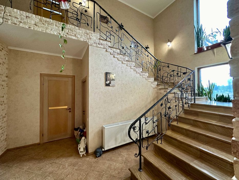 Будинок з ремонтом, меблями і технікою в передмісті Києва