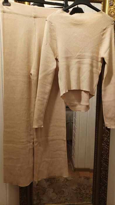 Komplet dzianinowy damski z sercem beżowy.