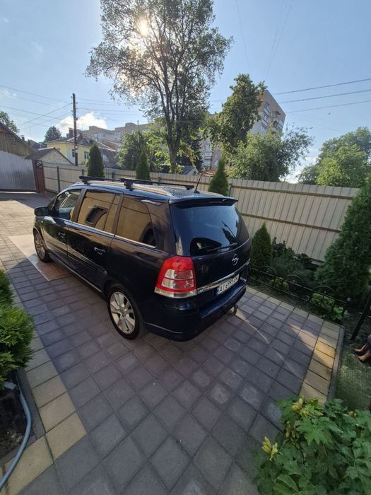 OPEL ZAFIRA 2011 року
