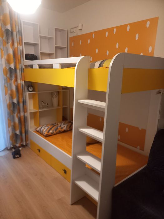Solidne drewniane łóżko piętrowe