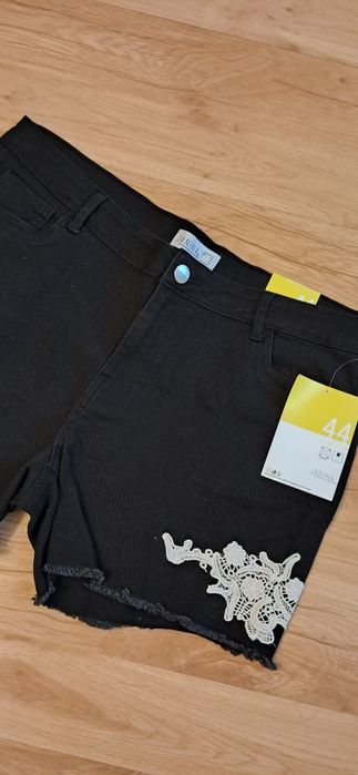 Czarne nowe spodenki jeansy r.44 z koronką