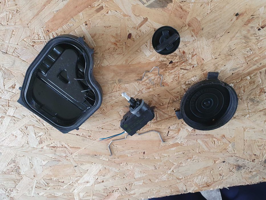 Osłona zaślepka silniczek lampy prawy przód Seat Leon 2 II kpl