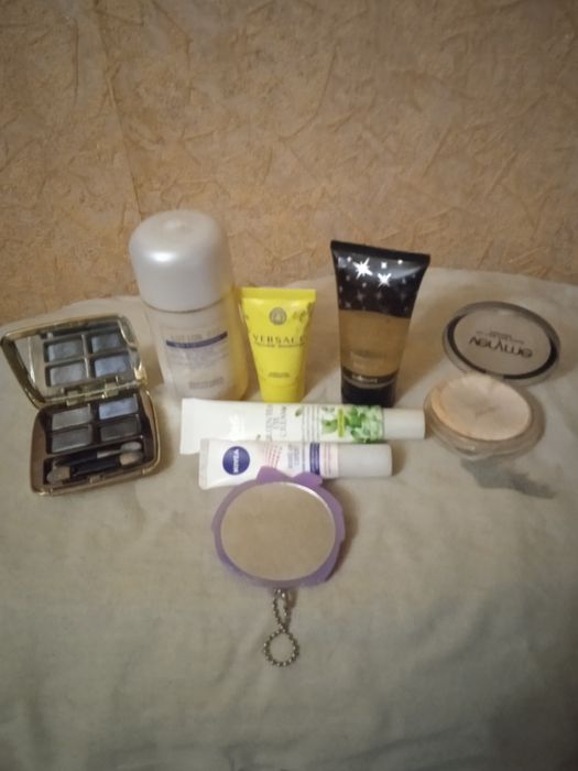 Продам косметический набор в фирменной  косметичке LOCCITANE