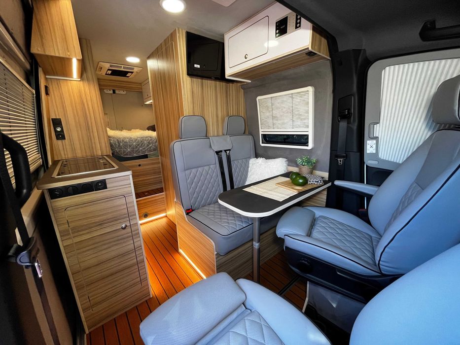 Zabudowa kempingowa busa kampera