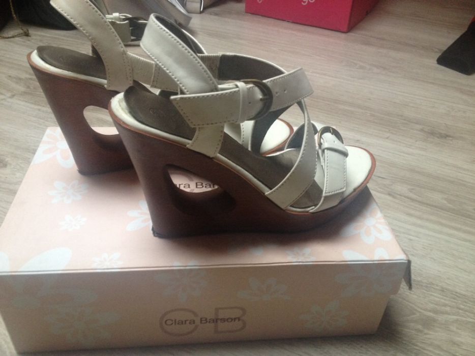 Białe sandałki na koturnie