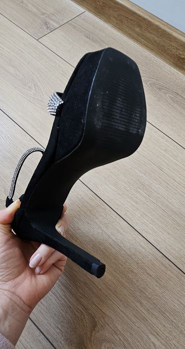 Nowe czarne szpilki zamszowe z cekinami