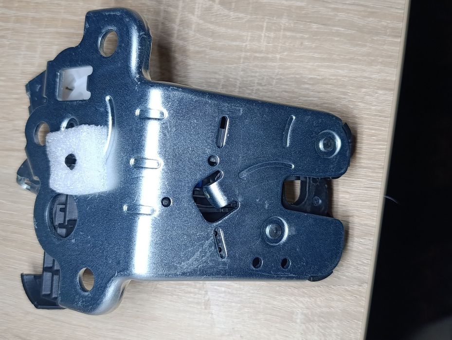 Замок крышки багажника Шкода Суперб  универсал 2 поколение