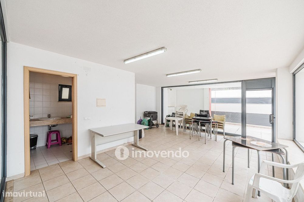 Apartamento T3, com estacionamento e terraço, em Loures