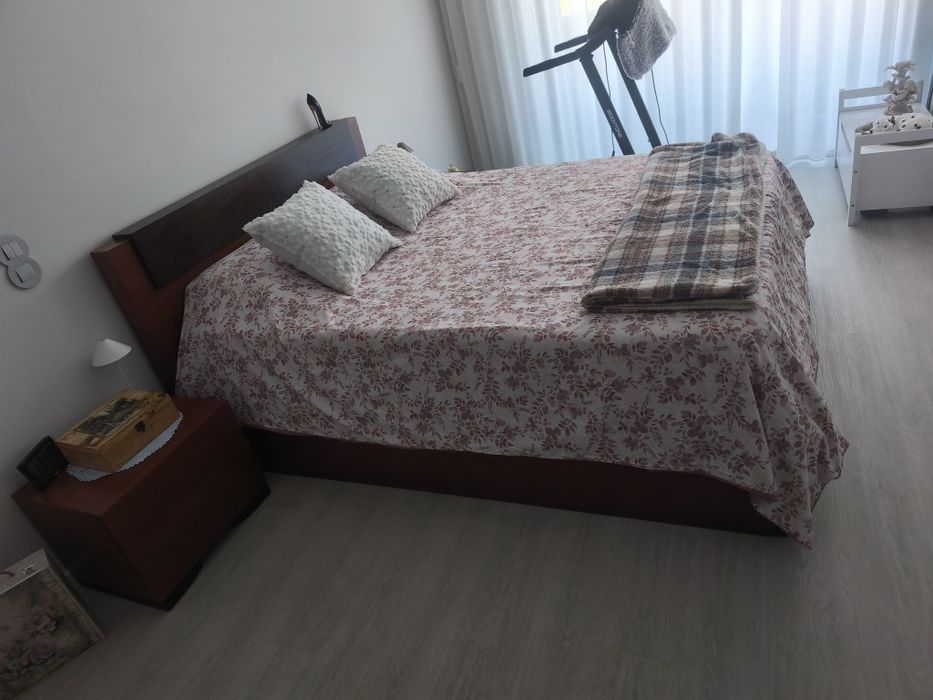 Cama de casal em cerejeira