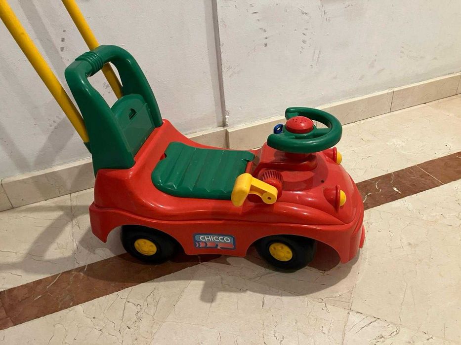 Carrinho Chicco Ride On Infantil com Empurrador e Compartimento