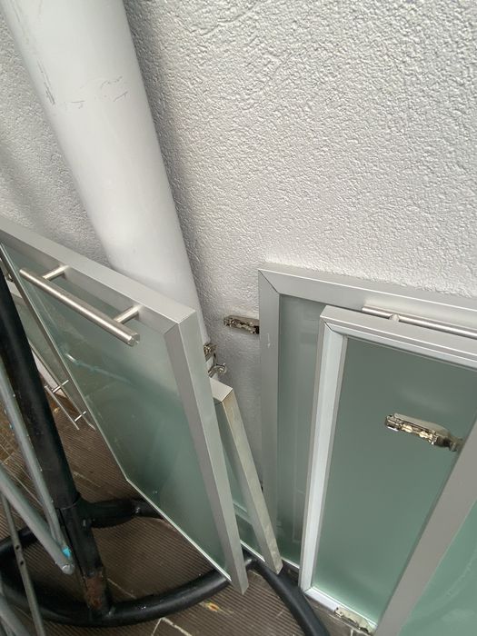 Portas de armário de cozinha em vidro fosco.