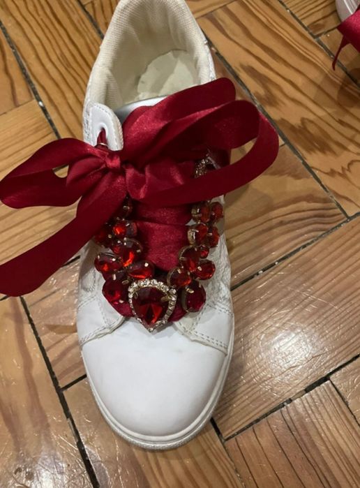 Ténis com laço vermelho