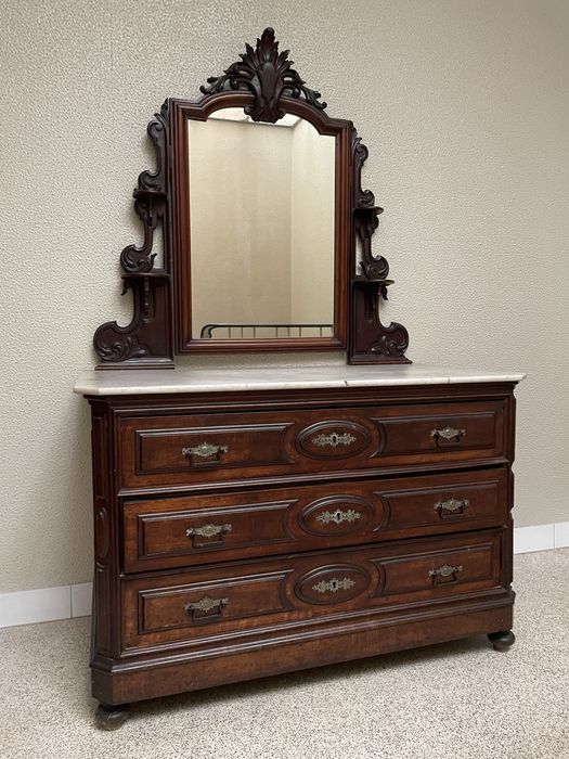 Comoda antiga com espelho