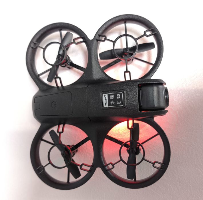 Дрон з камерою в захистом лопастей, з екраном