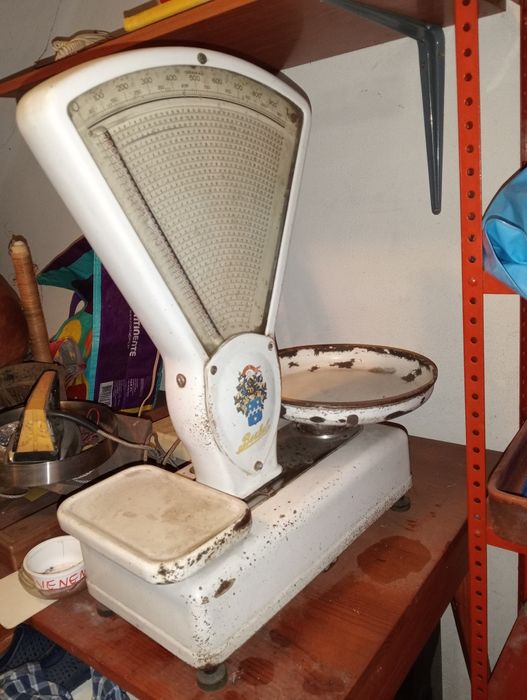 Balança vintage de balcão com pratos e pesos