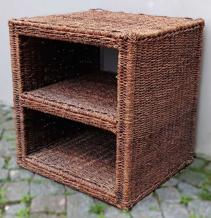 Móvel em verga com uma cesta