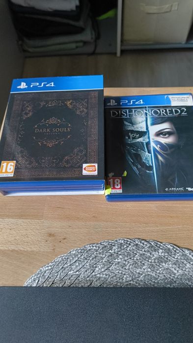 Playstation 4 Slim + 2 pady + 4 gry