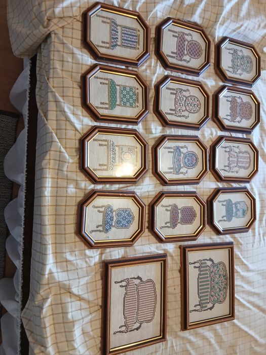 Colecção de molduras com duas de 0,26 x 0,2 0 e doze de 0.15 x 0,20.
