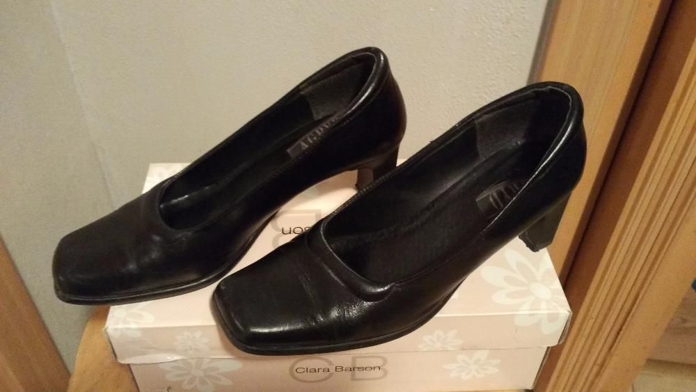 skórzane buty na obcasie...