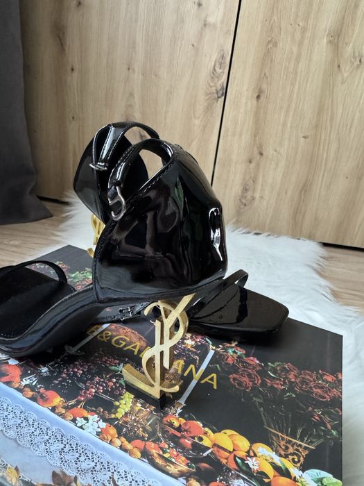 Жіночі босоніжки ysl в наявності