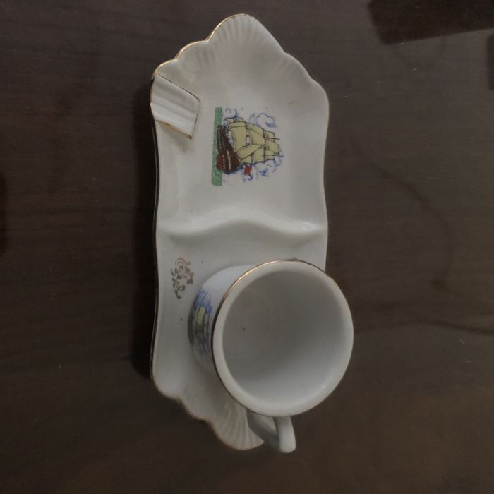Chavena de cafe com pires e cinzeiro