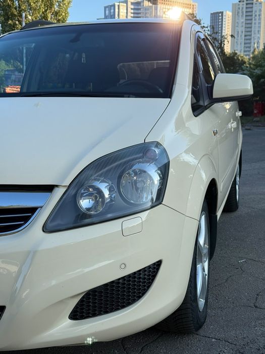 Продам Opel zafira 2012